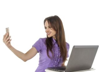 notebook-girl-handy-concord90-pixabay_640